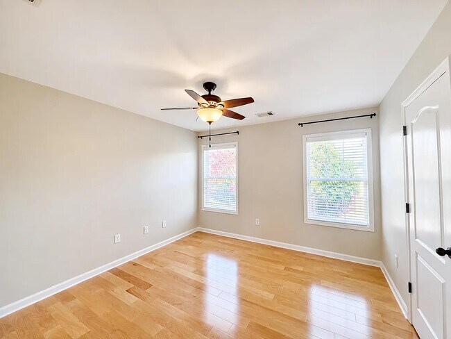 Building Photo - 10 Lynell Pl