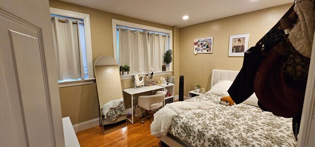 Building Photo - $500 Rebate Upon Closing! Luxury Apt. Near BU Campus.  Ht/HW Included.