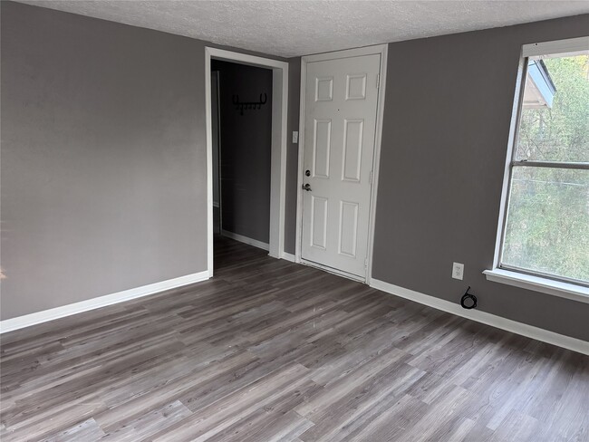 Building Photo - 600 St Lawrence River Rd