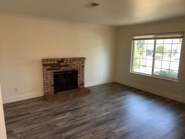 Building Photo - Wonderful 4 bedroom single story with sola...