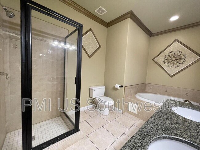 Building Photo - 2549 Country Club Dr
