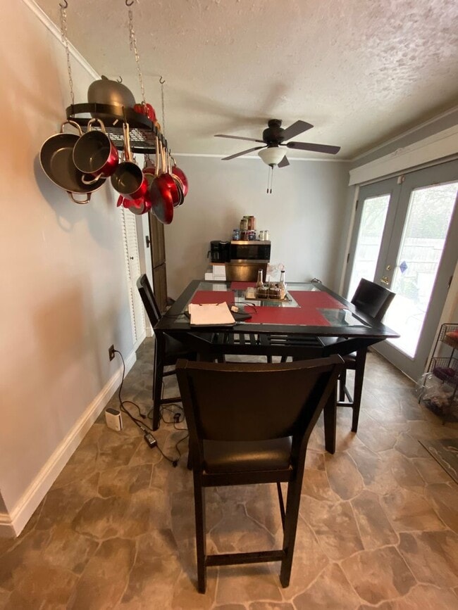 Building Photo - 3 Bedroom Single Family Home with giant ba...