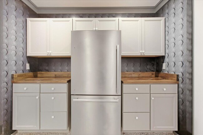 Building Photo - Charming 3-Bedroom Ranch in a Convenient L...