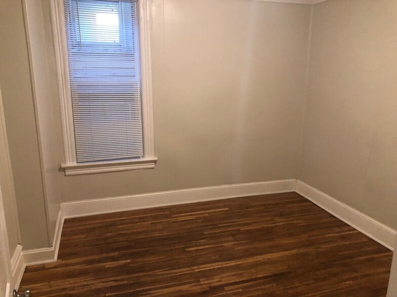 Building Photo - 694 6th St E