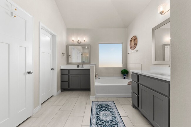 Building Photo - Upscale Living!