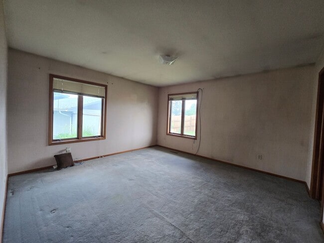 Building Photo - Large 5 Bed, 3 Bath House