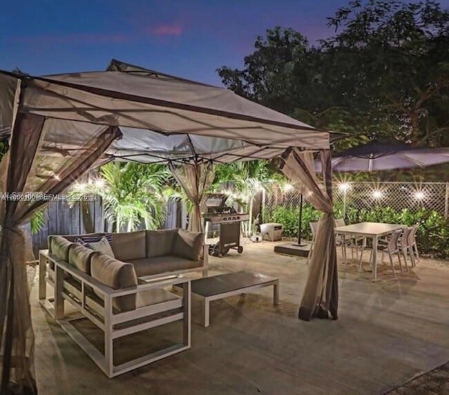 Building Photo - 2501 NE 181st St