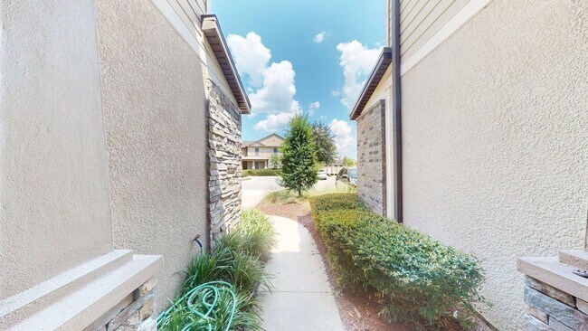 Building Photo - 3 BR 2.5 BA   TOWNHOME  - Bayberry Subdivi...