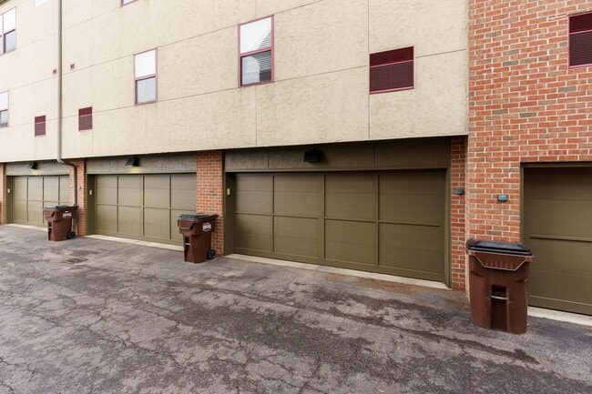 Building Photo - 587 E Rich St
