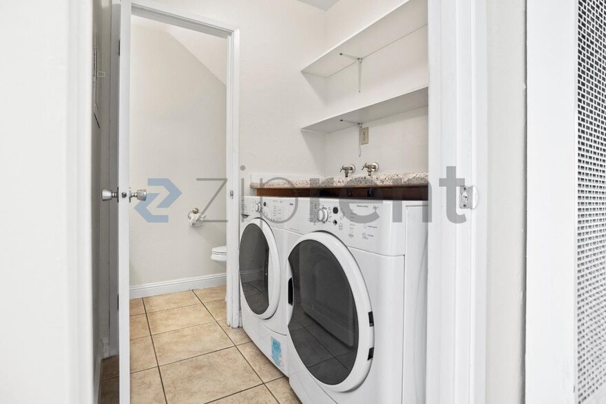 Building Photo - Unit