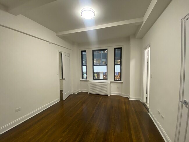 Building Photo - 135 E 46th St