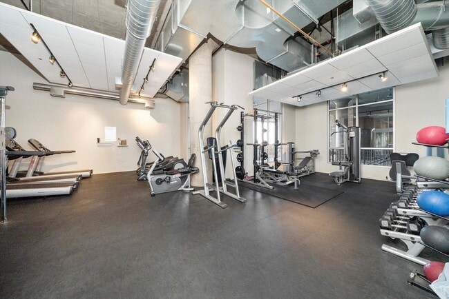 Building Photo - 900 N Kingsbury St