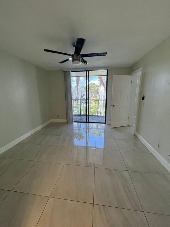 Building Photo - ONE BEDROOM ONE BATHROOM! FULLY RENOVATED Stainless Appliances!