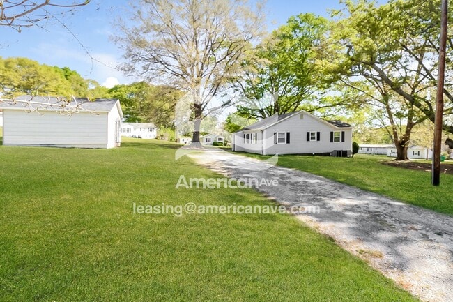 Building Photo - 305 River Dr