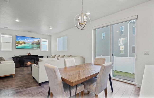 Building Photo - Cute 4-Bedroom Home in Vineyard!