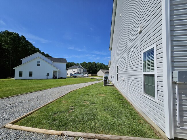 Building Photo - 214 Gracyns Dr