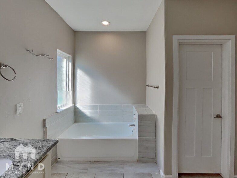 Building Photo - 12924 Firerock Cir