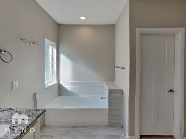 Building Photo - 12924 Firerock Cir