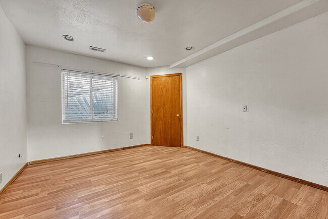 Building Photo - $3,250.00 - 5 Bed, 3.5 Bath Home in Aurora with in unit Laundry and Fenced in Yard!