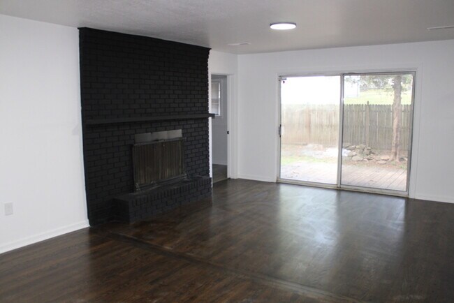 Building Photo - Spacious 4 Bedroom, 3 Full Bath Home In In...