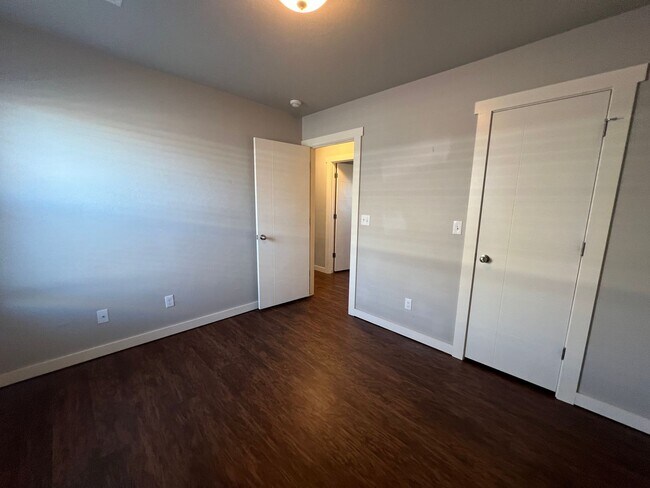 Building Photo - 3 Bed 2 Bath Duplex in Moore Schools!