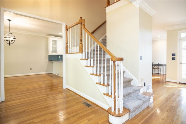 Building Photo - Spacious 4/3.5 in Highly Sought-After Buck...