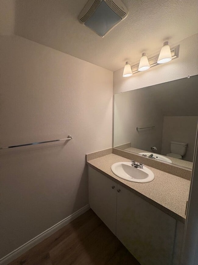 Building Photo - 824 Lawrence Dr