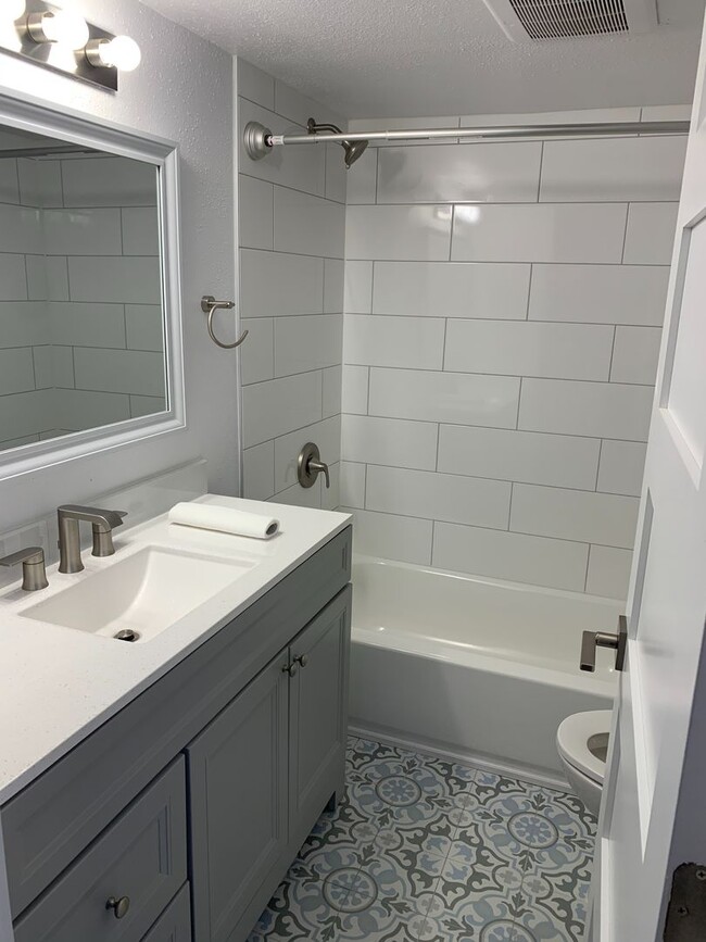 Building Photo - Newly remodeled 1bedroom