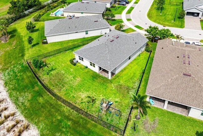 Building Photo - 2770 NE Breezeway Cir