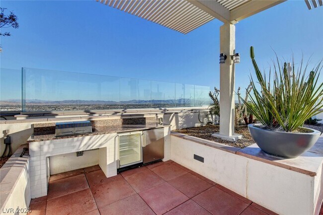 Building Photo - 150 S Las Vegas Blvd