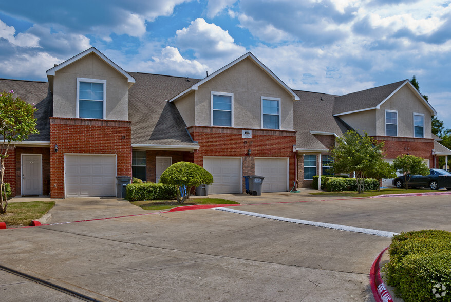 Building Photo - Bachon Townhomes