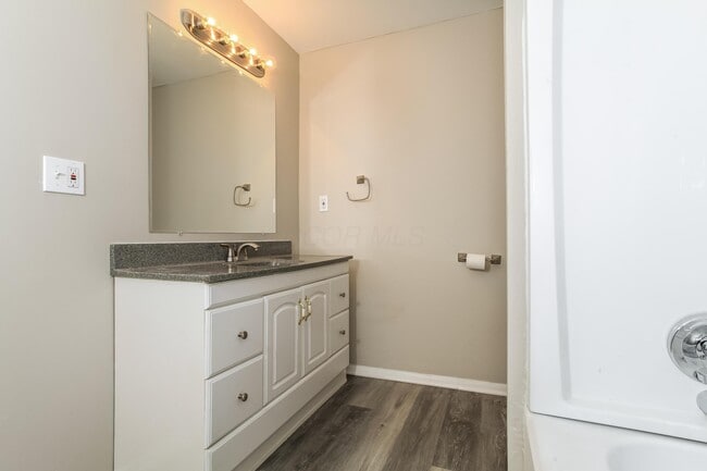 Building Photo - 2033 Queensbridge Dr