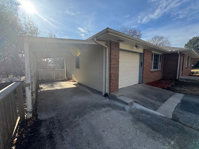 Building Photo - Three Bedroom Home