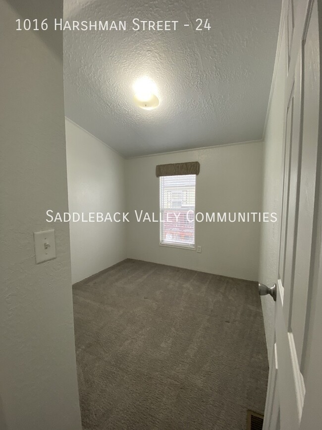 Building Photo - Spacious 3 bedroom / 2 full bathroom