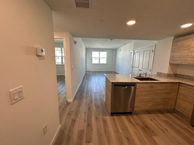 Building Photo - Spacious 2-Bedroom + Den Apartment in Prim...