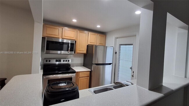 Building Photo - 5050 Bayview Dr
