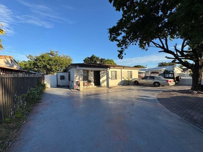 Building Photo - 825 E 9th Ln