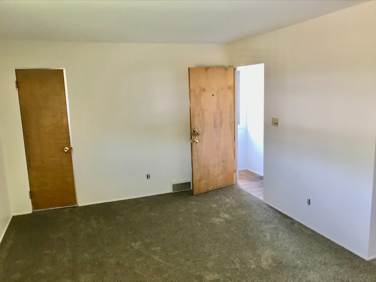 Building Photo - 565 Treeside Dr