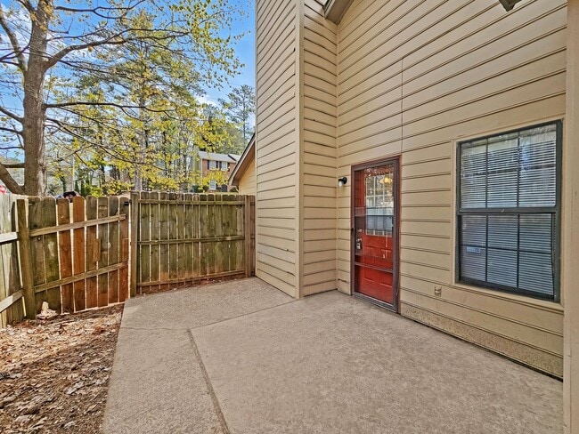 Building Photo - Recently Updated 2/2.5 Flat in Duplex Building - Housing Vouchers Accepted