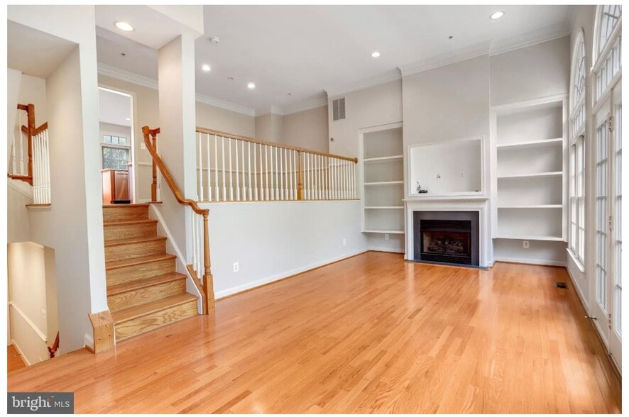 Building Photo - 213 Oak Knoll Ter