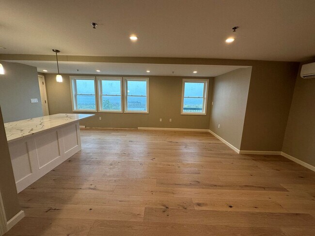 Building Photo - Water Views! On the Beach - In unit Free L...