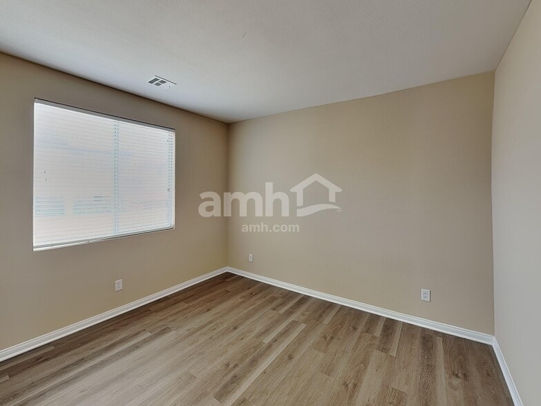 Building Photo - 627 Blue Snow River Ct