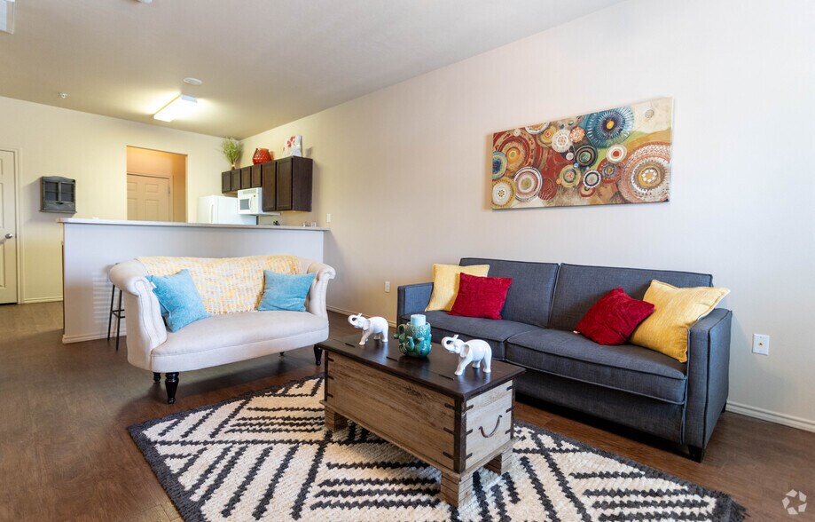 2BR, 2BA - 858 SF - Elm Creek