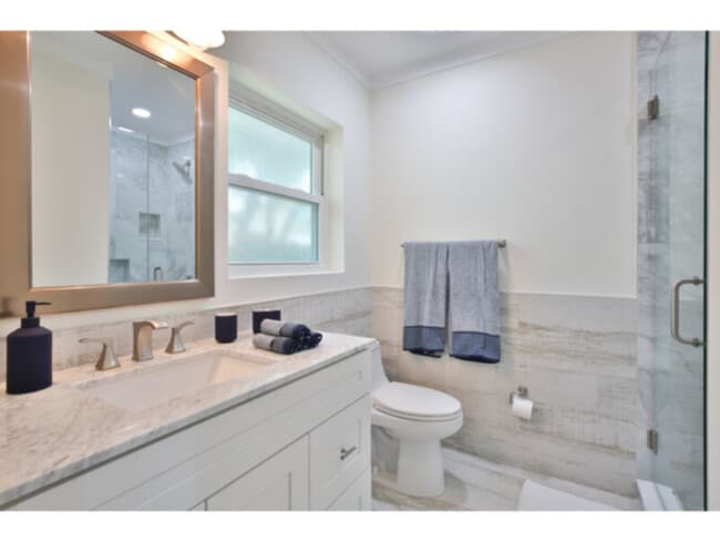 Building Photo - Completely Renovated 1/1 Apartment Downtown Sarasota
