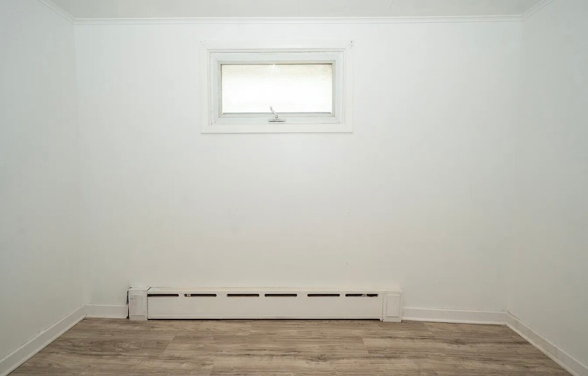 Building Photo - 166 Barnard St