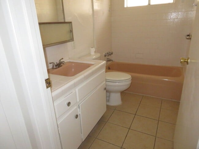 Building Photo - 2 Bedroom/1 Bath Apartment in Northern Oil...