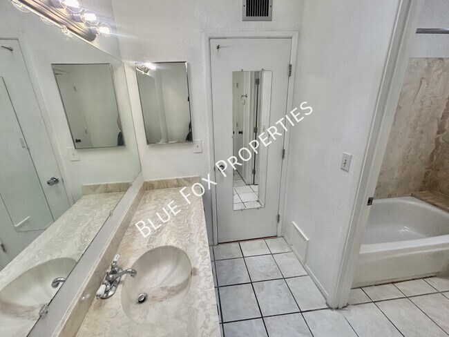 Building Photo - 3456 N Richland Dr