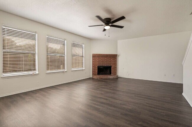 Building Photo - Completely Renovated Home in Arlington!