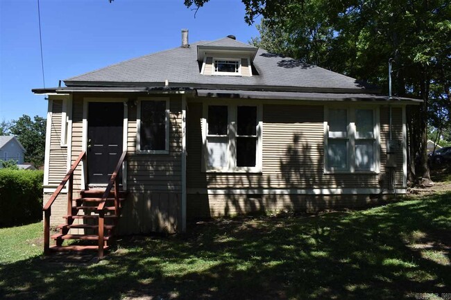 Building Photo - 801 N Van Buren St