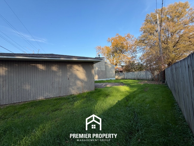 Building Photo - Spacious 3BR Memphis Home w/ Hardwood Floors, Detached Garage & Fenced Yard